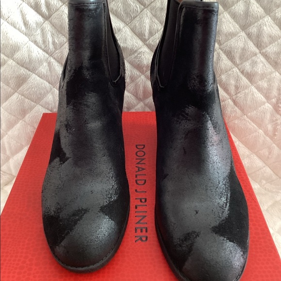 NiB.  Donald J Pliner boots. - Picture 2 of 4